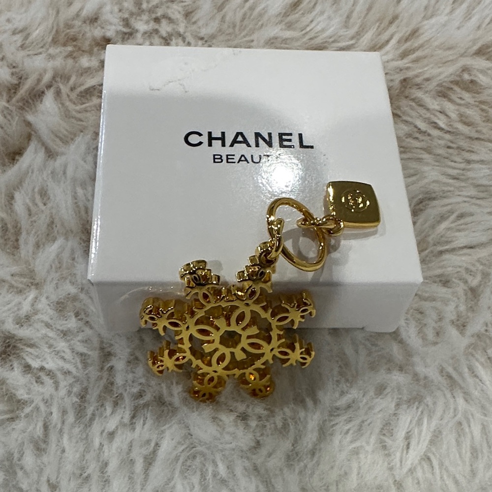 CHANEL Beaute Gold Ornate Charm